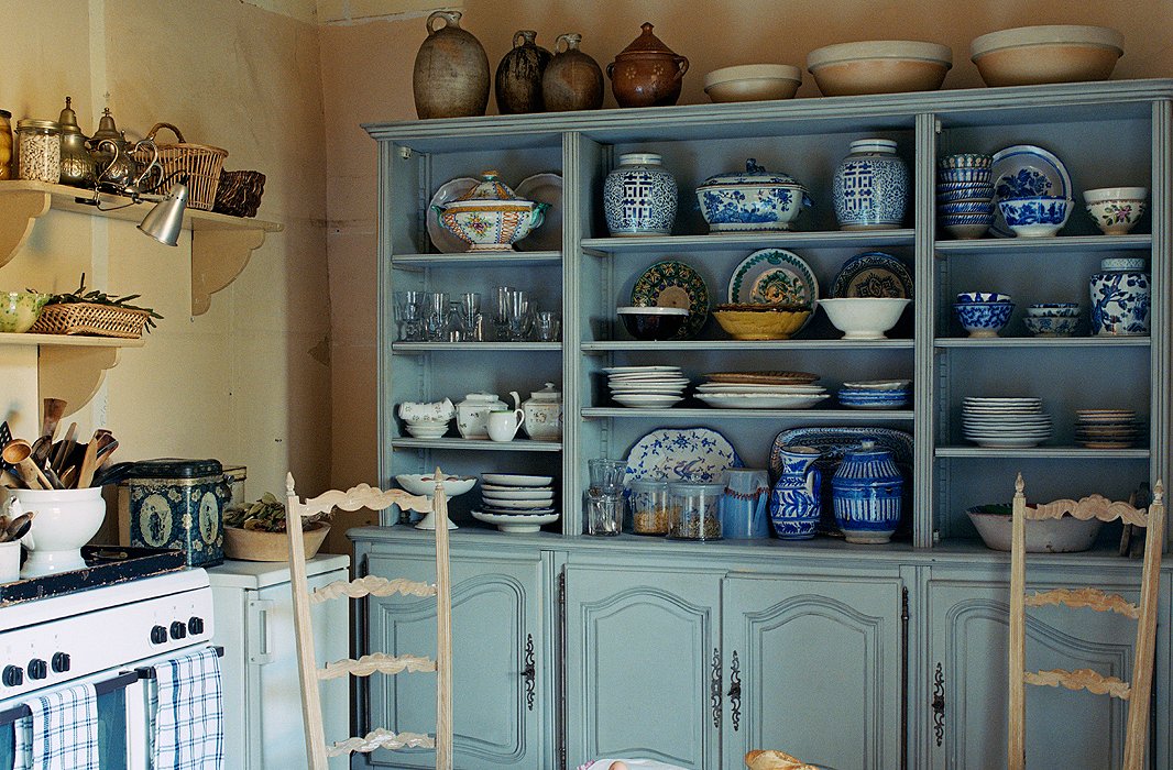 https://tuvaluhome.files.wordpress.com/2015/10/french-country-kitchen-decor-with-blue-china.jpg
