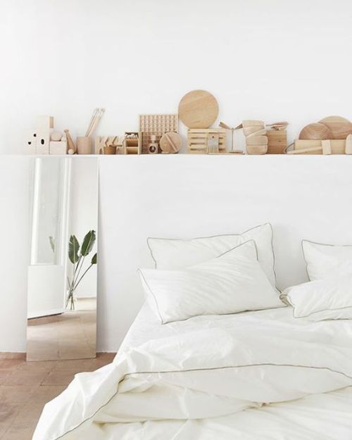 Minimalist look in the bedroom with a light and almost tropical feel