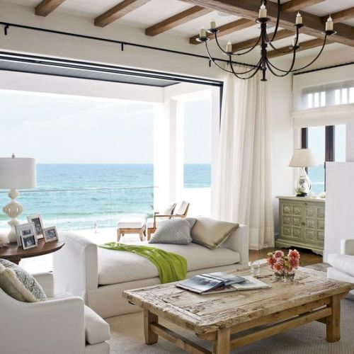 Coastal living room with a laid look and feel
